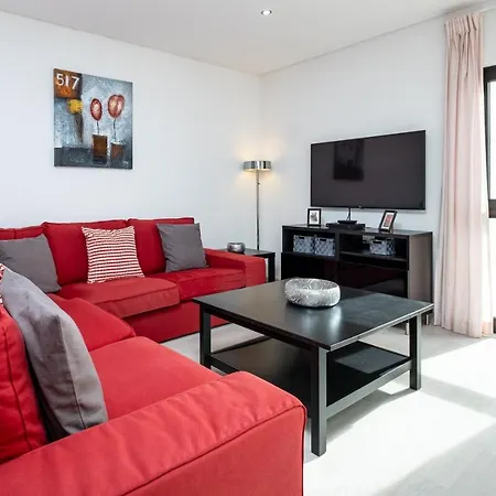 - Spacious With Swimming Pool & View Apartmán