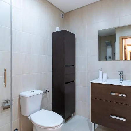 - Spacious With Swimming Pool & View *